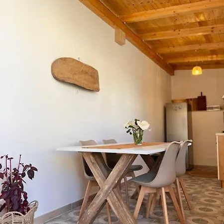 Casetta Bianca Con Giardino Tatil Evi