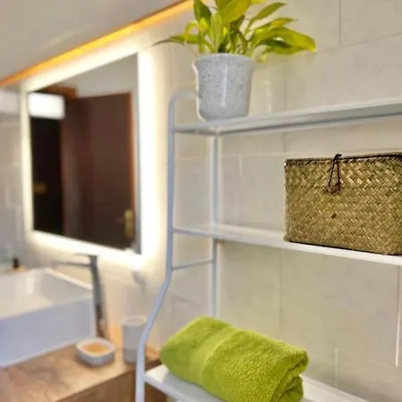 Casetta Bianca Con Giardino *