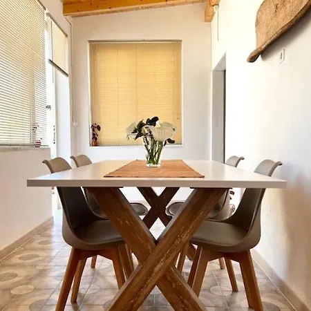 Casetta Bianca Con Giardino