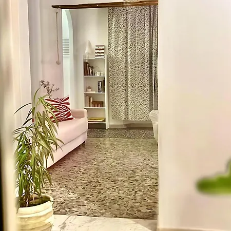 Casetta Bianca Con Giardino